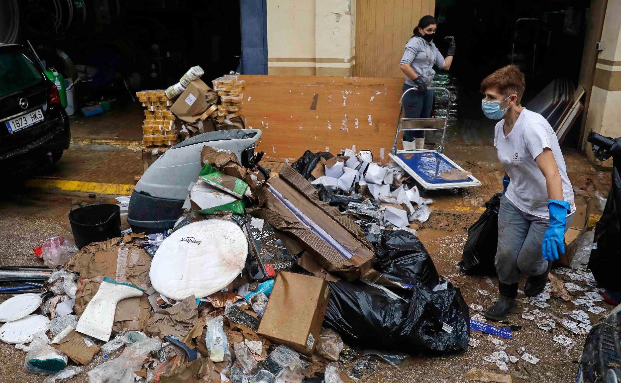 Vecinos de Benifaió, tras el temporal de lluvias