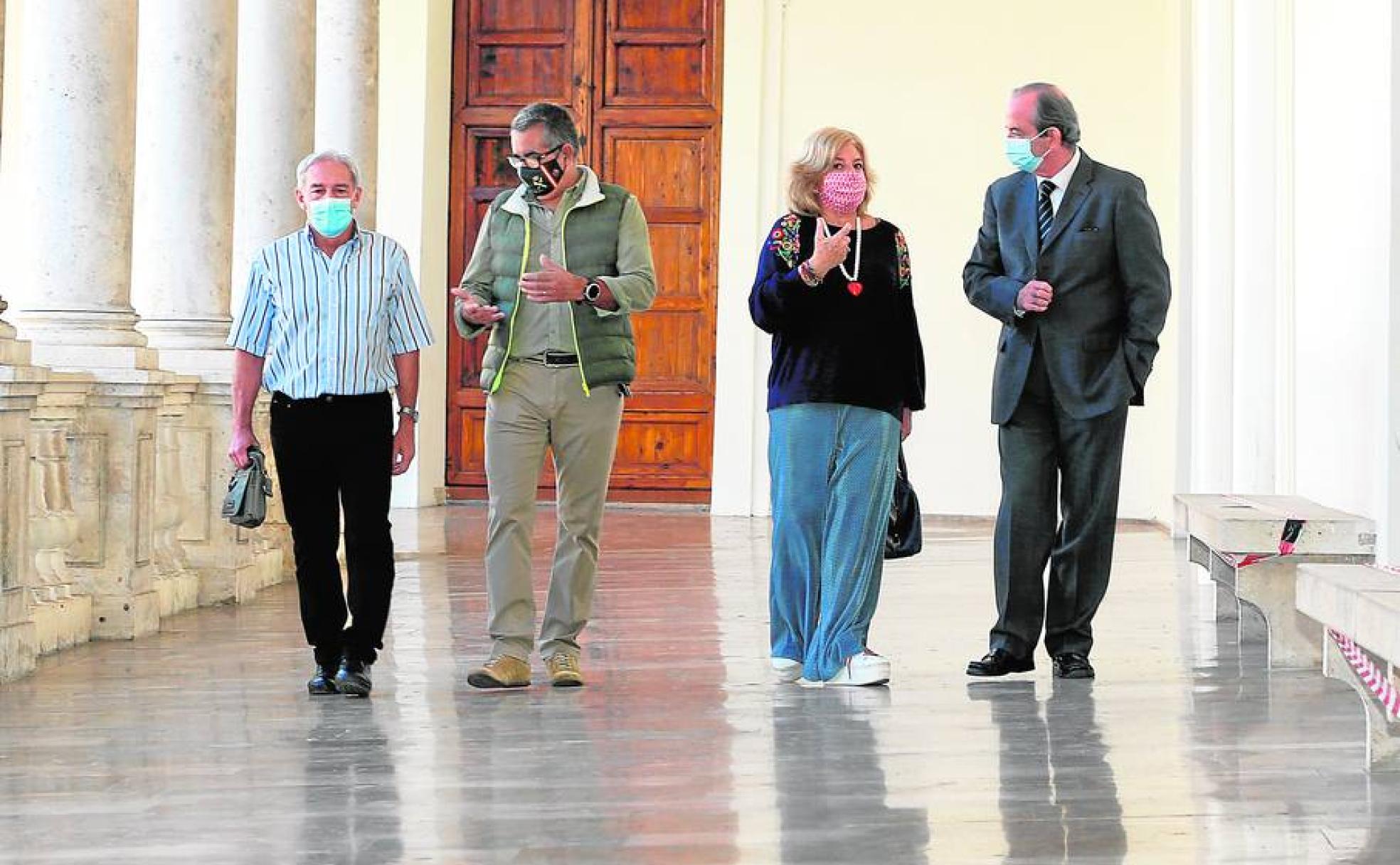 Diálogo. Las cuatro víctimas de ETA pasean y charlan por el claustro del Centre Cultural La Nau de la Universitat de València.