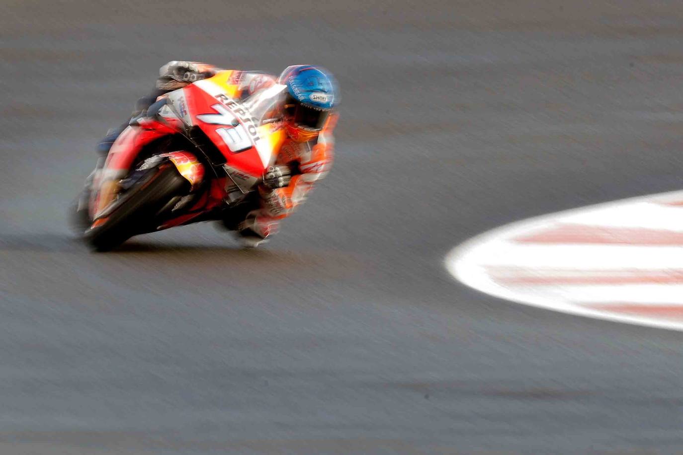 El Gran Premio de la Comunitat ya ha arrancado en Cheste con los pilotos adaptándose a la pista para la gran cita del domingo. Esta vez, las gradas del Ricardo Tormo están vacías por la pandemia del coronavirus aunque la expectación en el asfalto se mantiene intacta. 