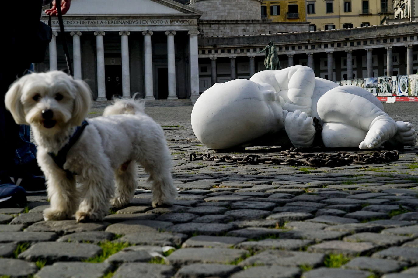 Una escultura en mármol blanco, que representa a un niño acurrucado y con una muñeca encadenada, ha sido abandonada en el centro de la plaza Plebiscito, en Nápoles. 