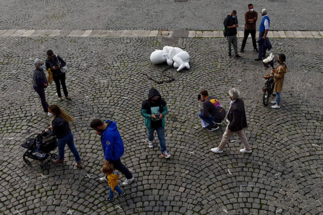 Una escultura en mármol blanco, que representa a un niño acurrucado y con una muñeca encadenada, ha sido abandonada en el centro de la plaza Plebiscito, en Nápoles. 