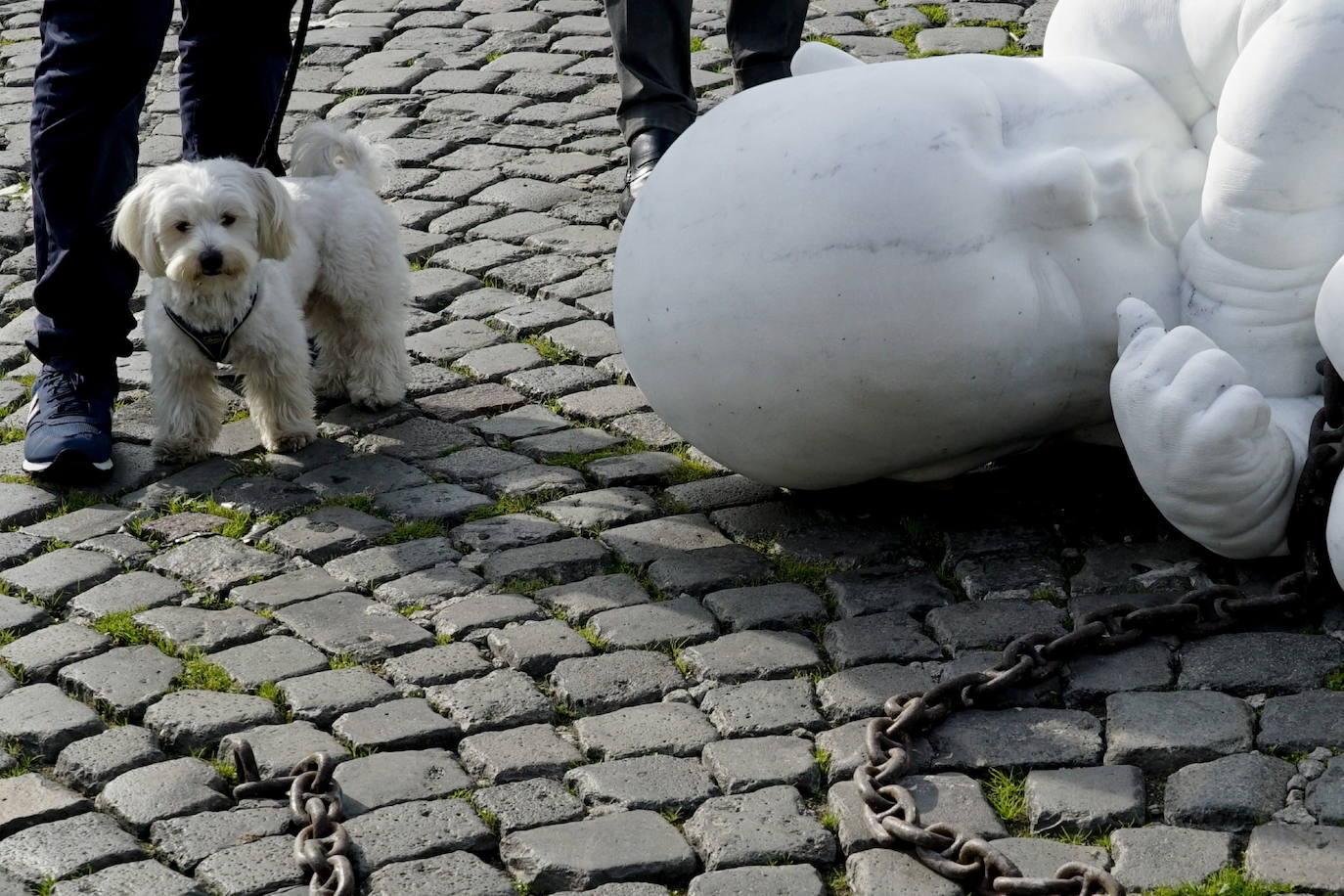 Una escultura en mármol blanco, que representa a un niño acurrucado y con una muñeca encadenada, ha sido abandonada en el centro de la plaza Plebiscito, en Nápoles. 