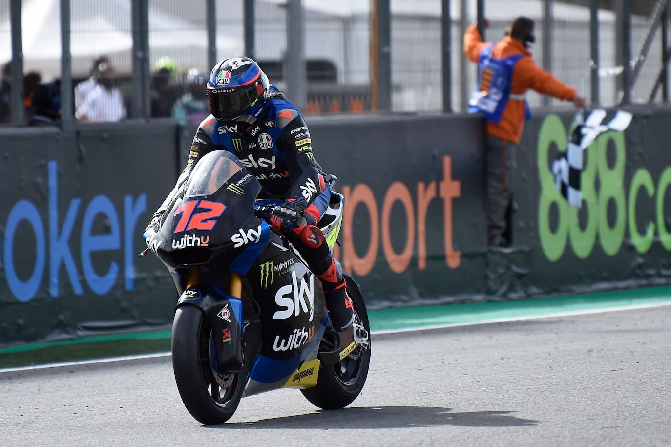 El Circuit Ricardo Tormo de Cheste acoge las carreras del Mundial un año más. Moto3, Moto2 y MotoGP, tres campeonatos que siguen muy vivos en la recta final de la temporada