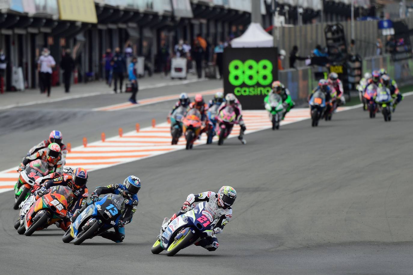 El Circuit Ricardo Tormo de Cheste acoge las carreras del Mundial un año más. Moto3, Moto2 y MotoGP, tres campeonatos que siguen muy vivos en la recta final de la temporada