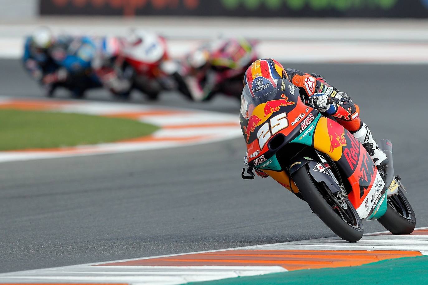 El Circuit Ricardo Tormo de Cheste acoge las carreras del Mundial un año más. Moto3, Moto2 y MotoGP, tres campeonatos que siguen muy vivos en la recta final de la temporada