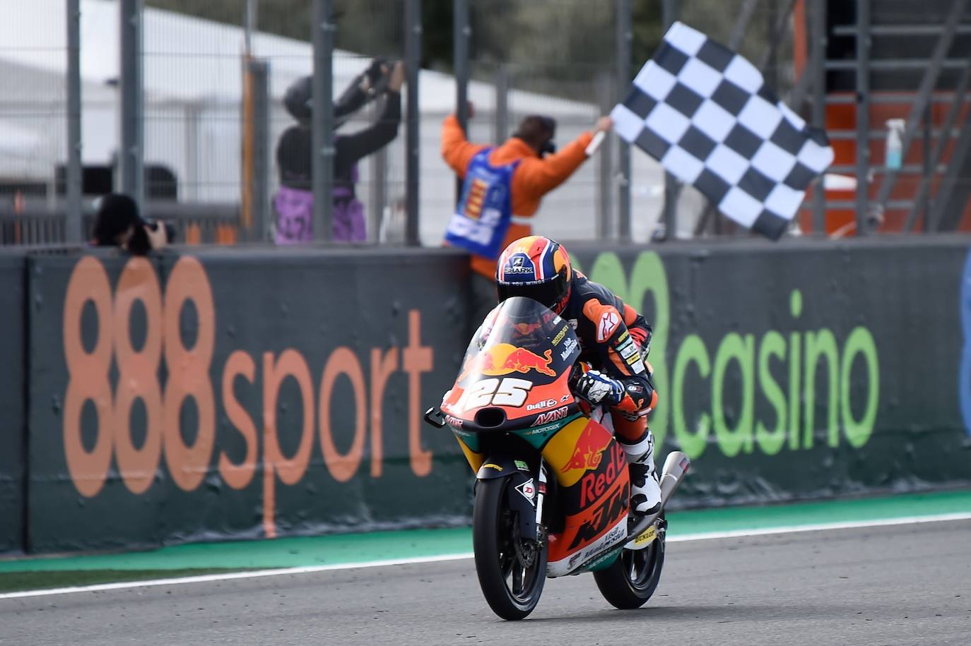 El Circuit Ricardo Tormo de Cheste acoge las carreras del Mundial un año más. Moto3, Moto2 y MotoGP, tres campeonatos que siguen muy vivos en la recta final de la temporada