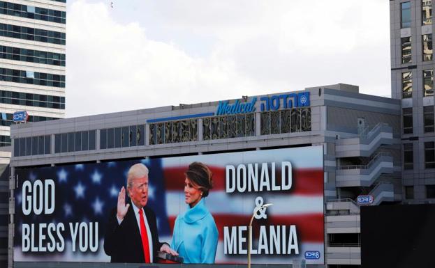 Donald Trump y su esposa Melania, en un cartel de agradecimiento hacia ellos colocado en Tel Aviv.