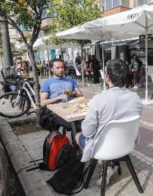 Imagen secundaria 2 - Terraza de la playa de la Malvarrosa, reparto a domicilio del restaurante Hermanos Barberá y terraza de un bar. 