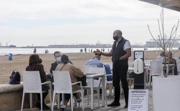 Imagen principal - Terraza de la playa de la Malvarrosa, reparto a domicilio del restaurante Hermanos Barberá y terraza de un bar. 