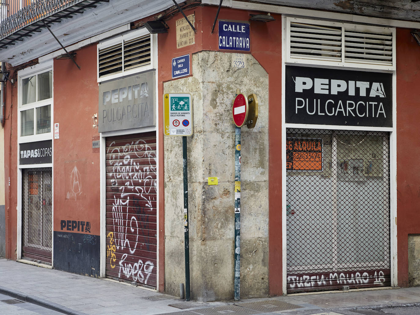 Decenas de bares y comercios del casco antiguo bajan la persiana, acorralados por las restricciones de aforo y los elevados alquileres, el 50% de los hosteleros de Valencia no seguirán abiertos en enero. 