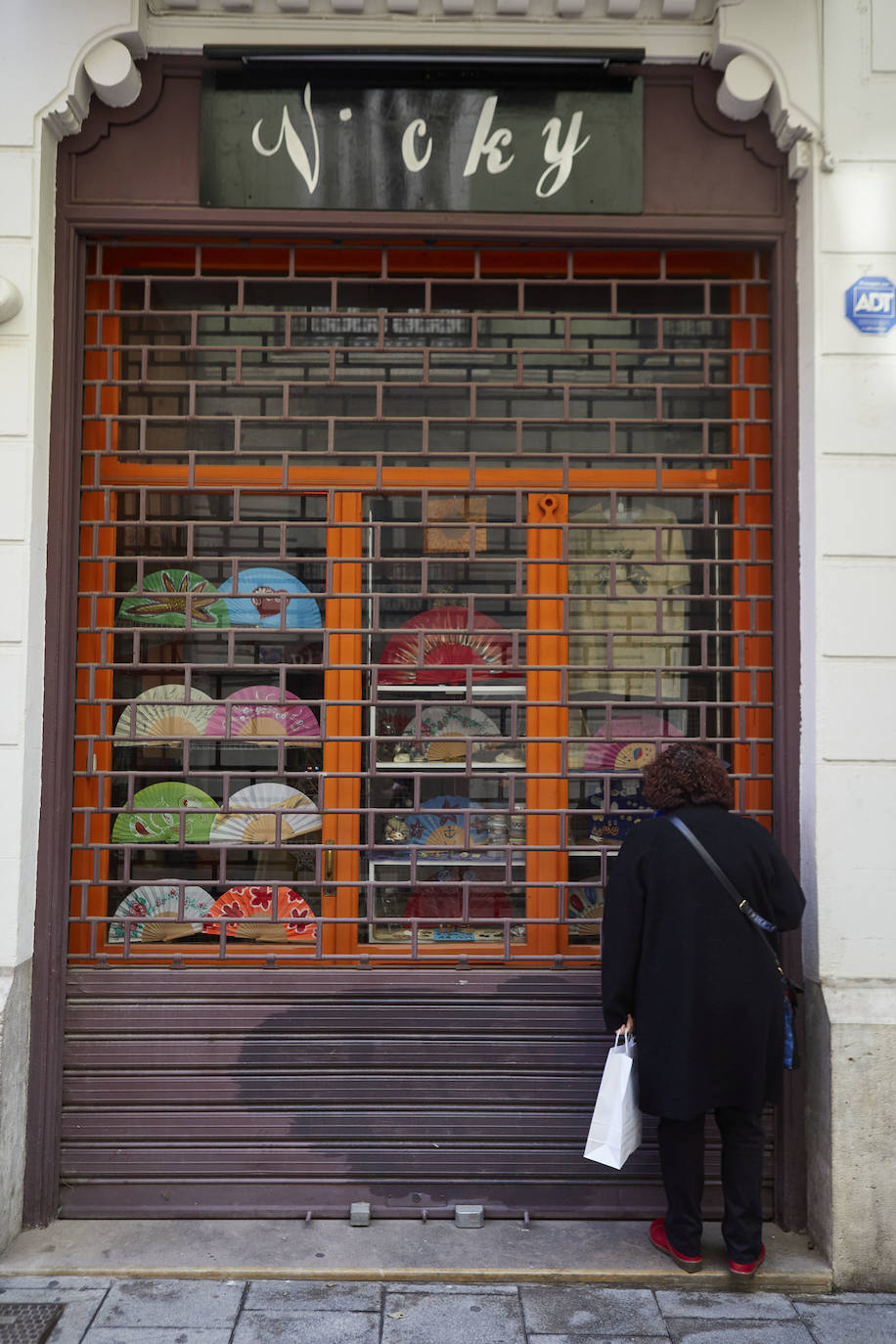 Decenas de bares y comercios del casco antiguo bajan la persiana, acorralados por las restricciones de aforo y los elevados alquileres, el 50% de los hosteleros de Valencia no seguirán abiertos en enero. 