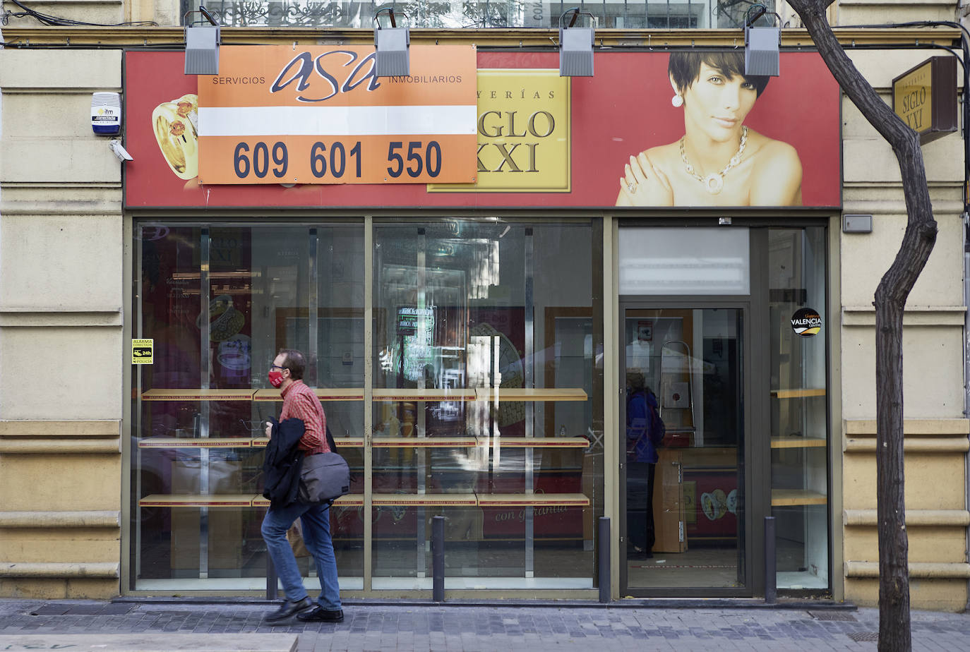 Decenas de bares y comercios del casco antiguo bajan la persiana, acorralados por las restricciones de aforo y los elevados alquileres, el 50% de los hosteleros de Valencia no seguirán abiertos en enero. 