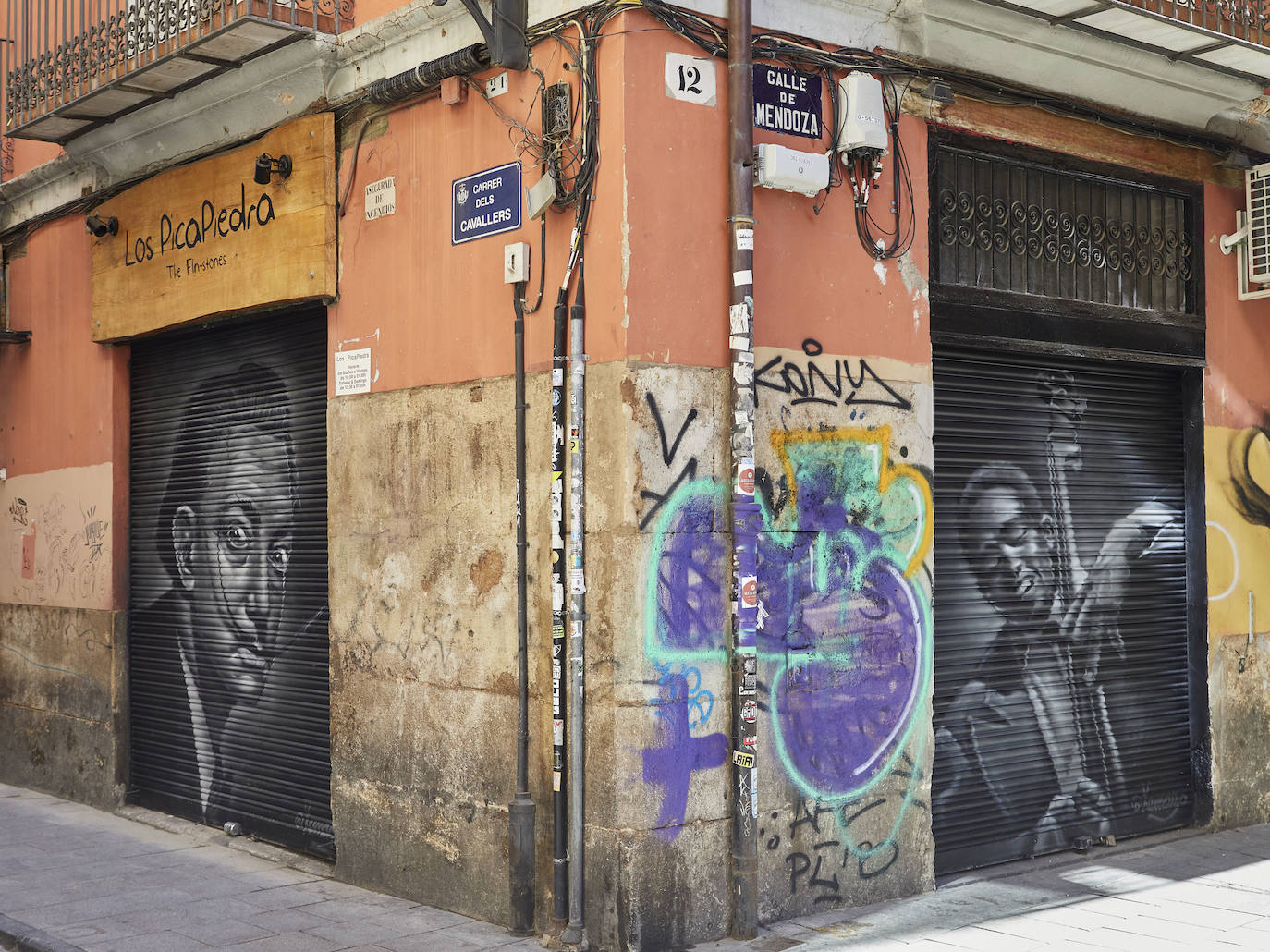 Decenas de bares y comercios del casco antiguo bajan la persiana, acorralados por las restricciones de aforo y los elevados alquileres, el 50% de los hosteleros de Valencia no seguirán abiertos en enero. 