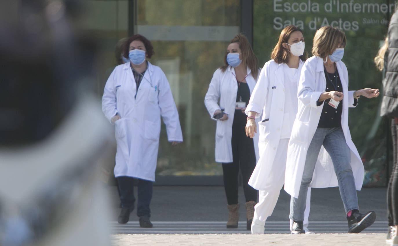 Este lunes, conductores de decenas de coches han hecho cola ante el hospital de campaña de La Fe de Valencia para la realización de pruebas de detección de covid-19. 