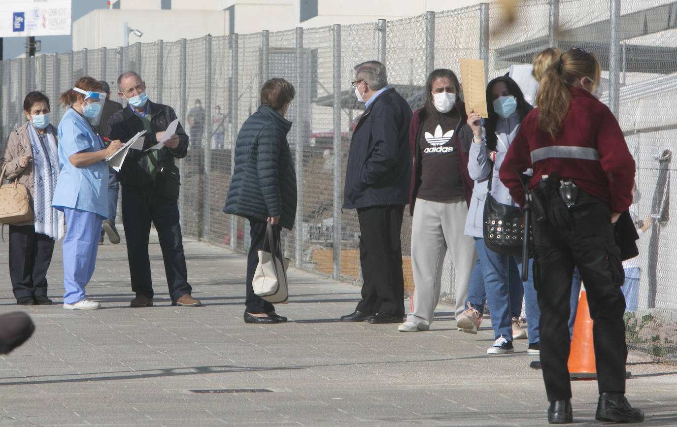 Este lunes, conductores de decenas de coches han hecho cola ante el hospital de campaña de La Fe de Valencia para la realización de pruebas de detección de covid-19. 