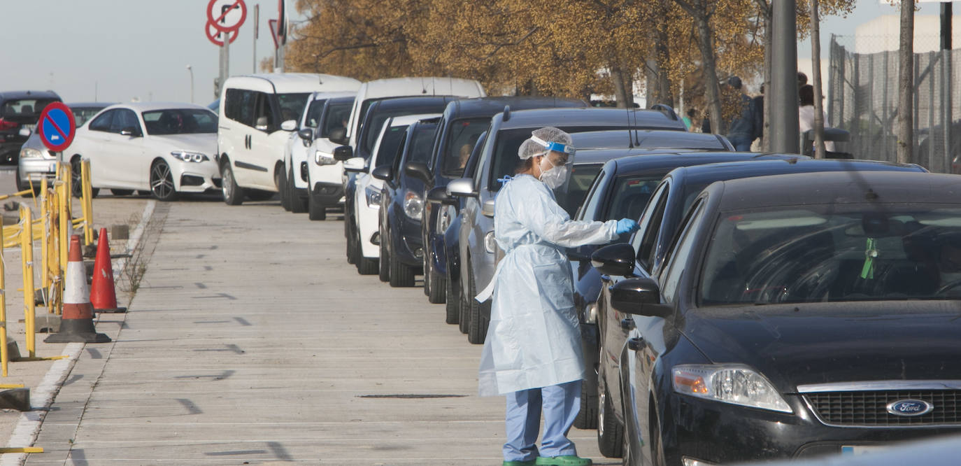 Este lunes, conductores de decenas de coches han hecho cola ante el hospital de campaña de La Fe de Valencia para la realización de pruebas de detección de covid-19. 