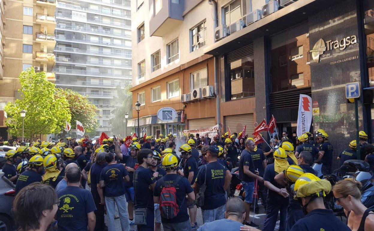 Protesta de bomberos forestales frente a las oficinas de Tragsa, en 2018