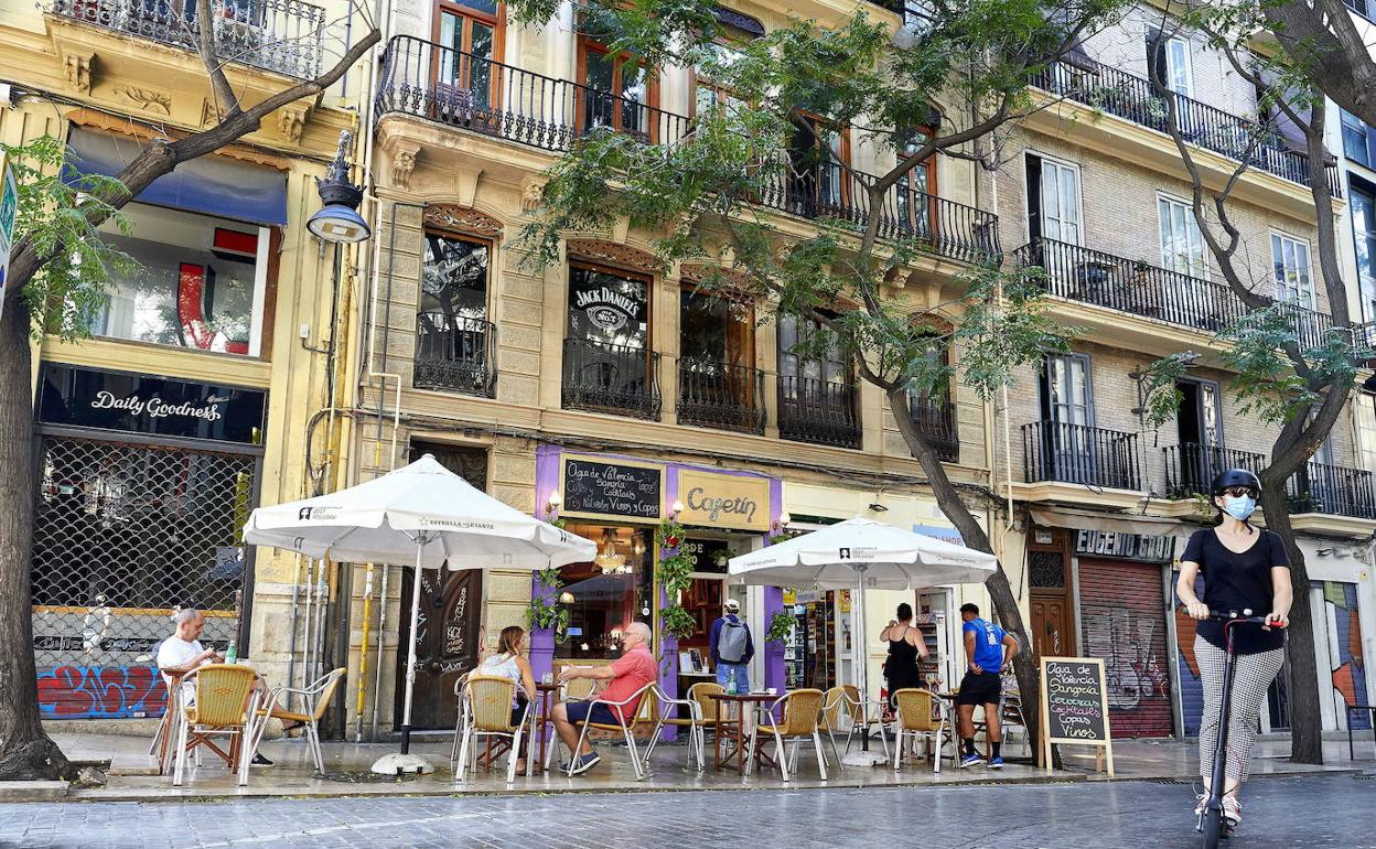 Clientes en una terraza del casco antiguo de Valencia. 