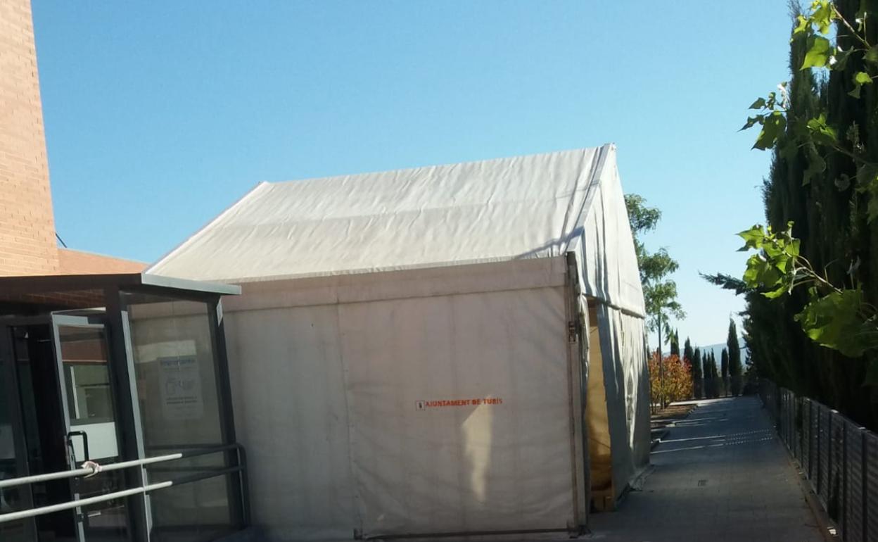 Carpa en la entrada del centro de salud. 