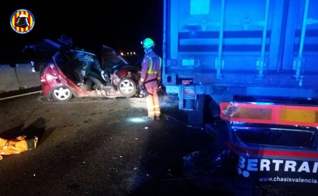 Una mujer de 47 años muere al chocar su coche contra un camión en la A-3 en Requena