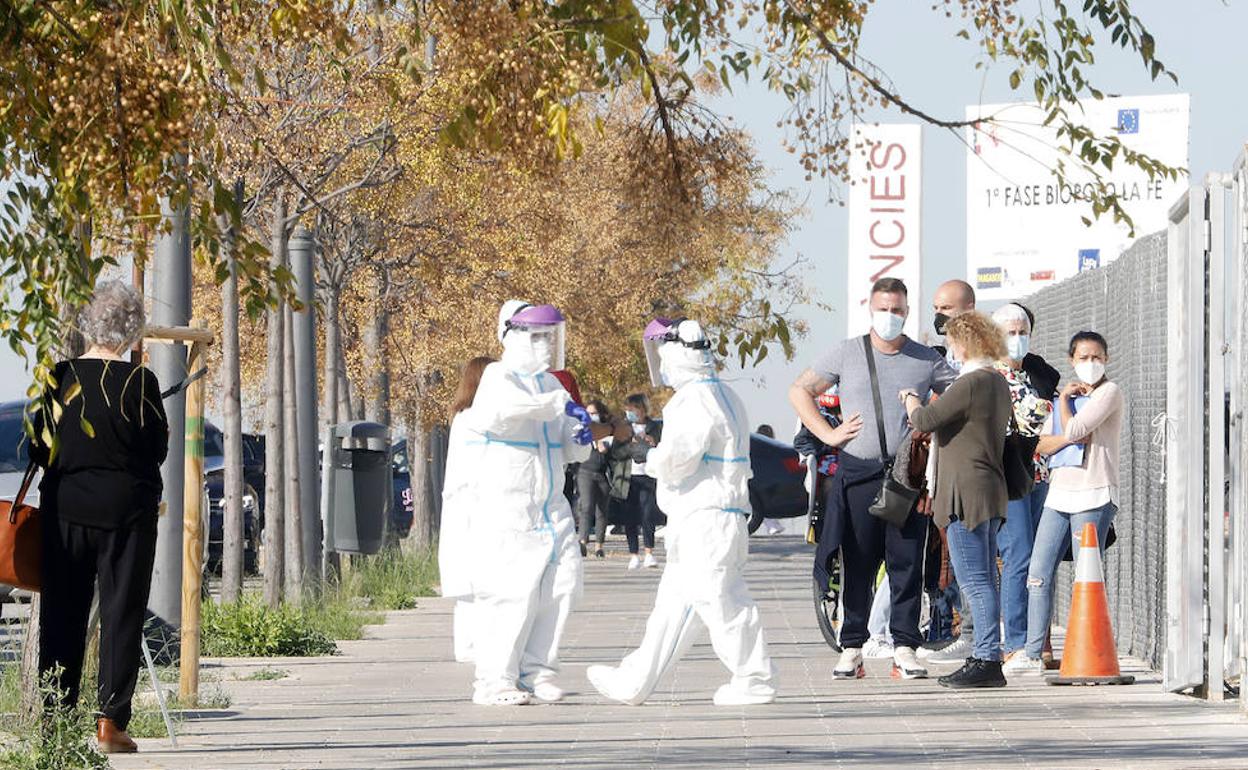 Personal sanitario realiza pruebas PCR frente al hospital La Fe.