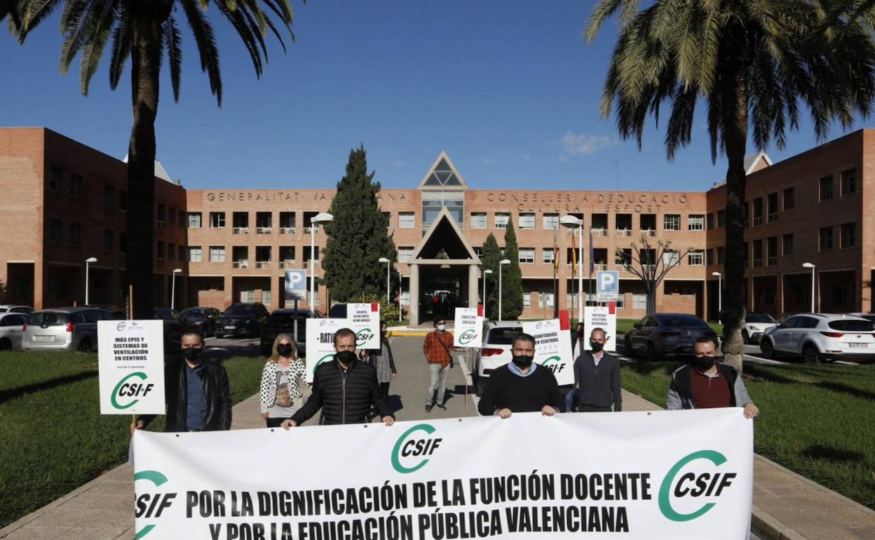 Participantes en la concentración impulsada por el sindicato. 