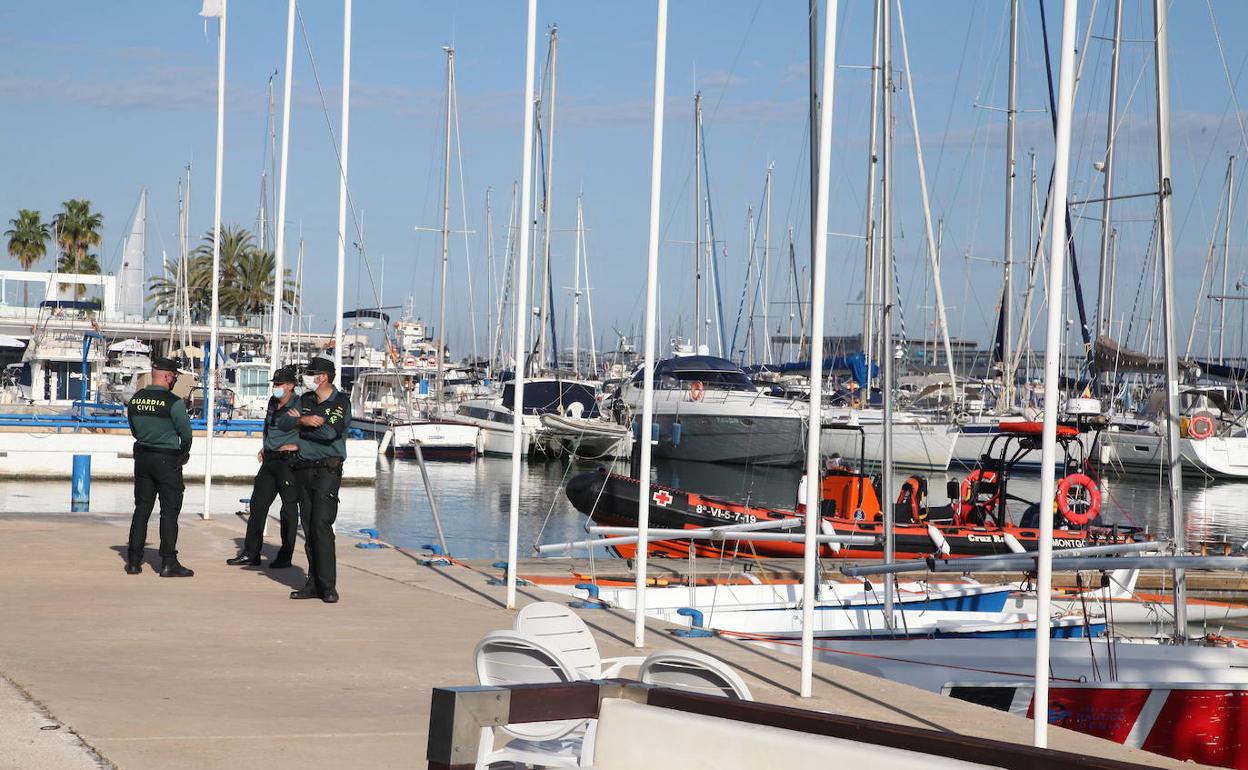 Efectivos de la Guardia Civil a la espera de la llegada del cuerpo de la víctima a tierra firme.