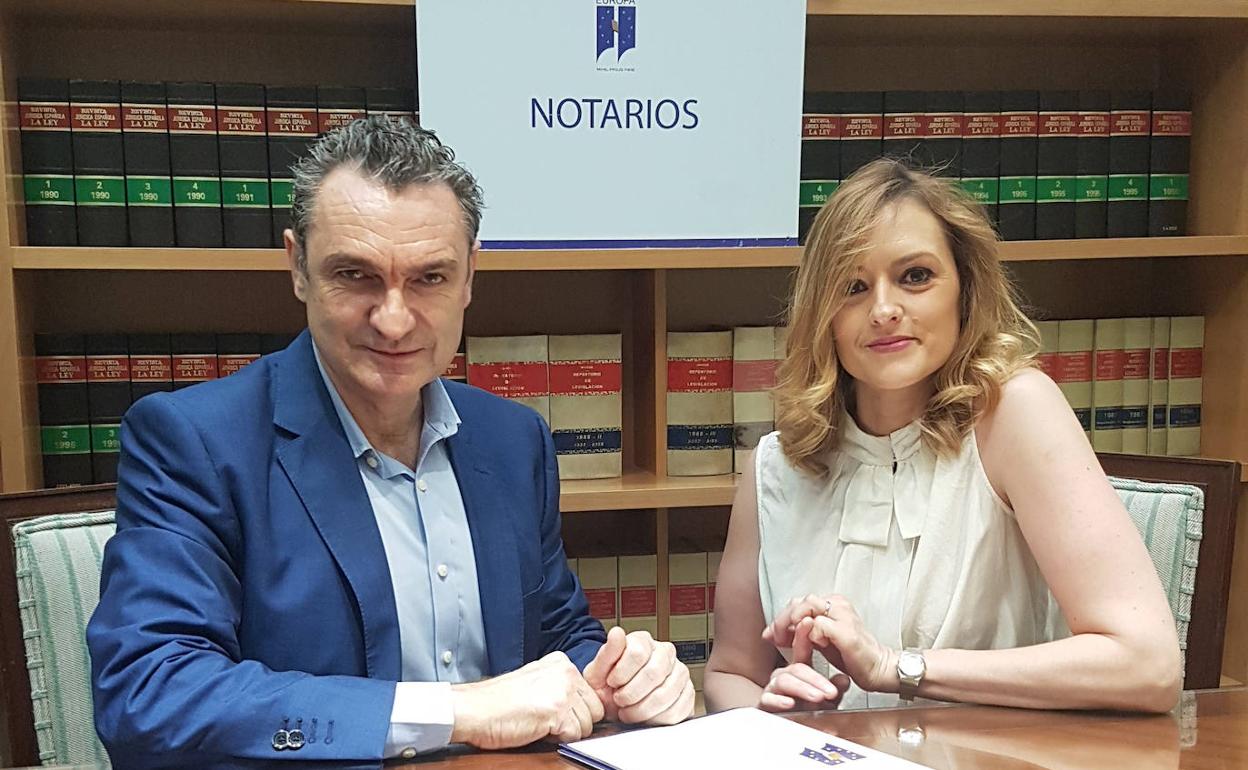 Javier Ronda y Marián Campra, los autores del libro de anécdotas de los notarios 