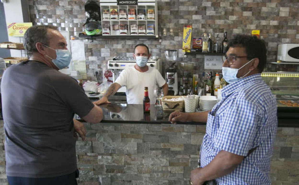 Interior de una cafetería durante la pandemia del coronavirus.