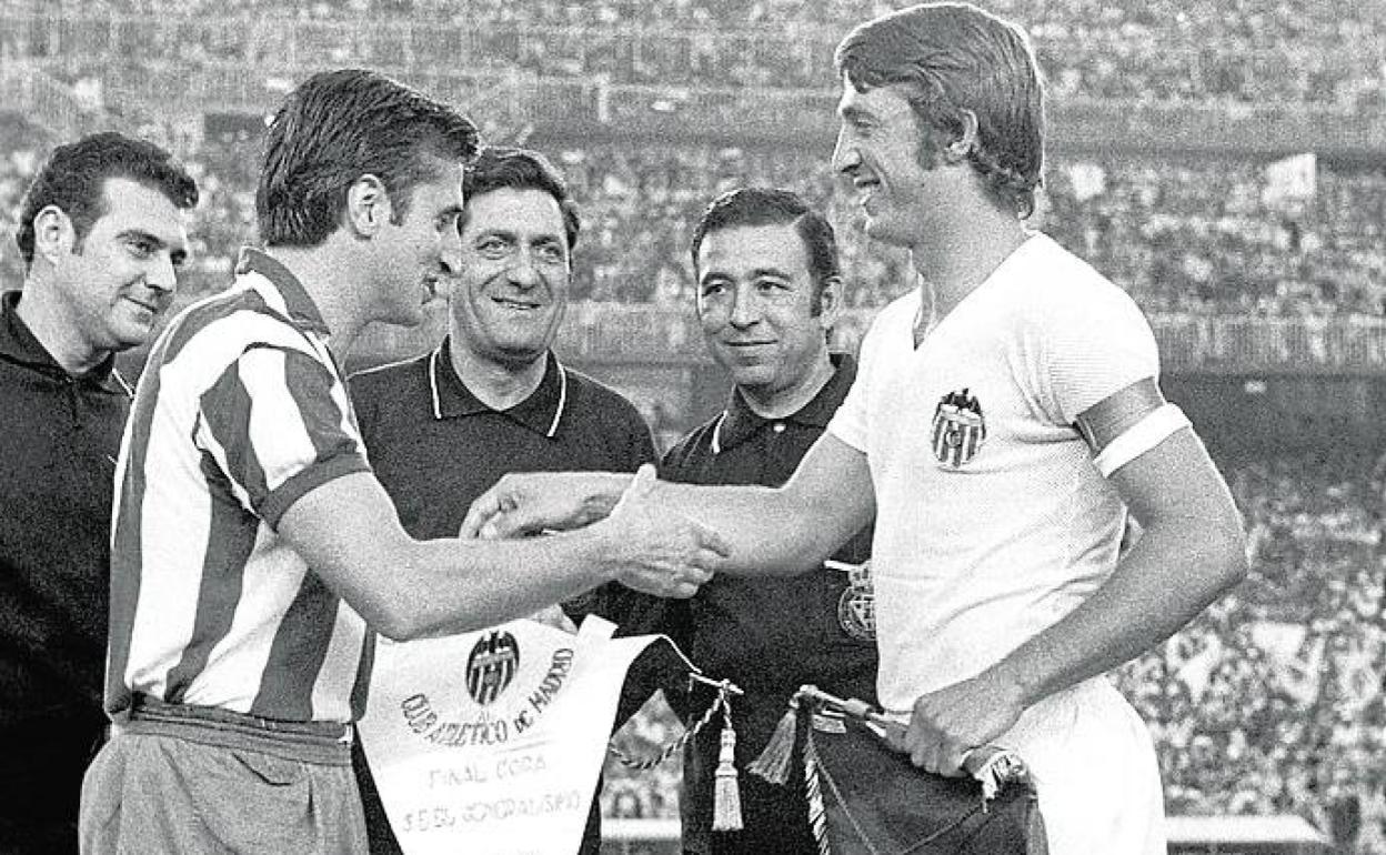 Sol y el atlético Calleja se saludan en la final de la Copa del Generalísimo del 72 en el Bernabéu.