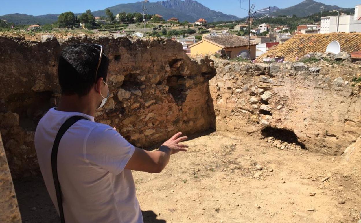 El alcalde Pablo Puig muestra una de las ventanas que han sido parcialmente descubiertas. 