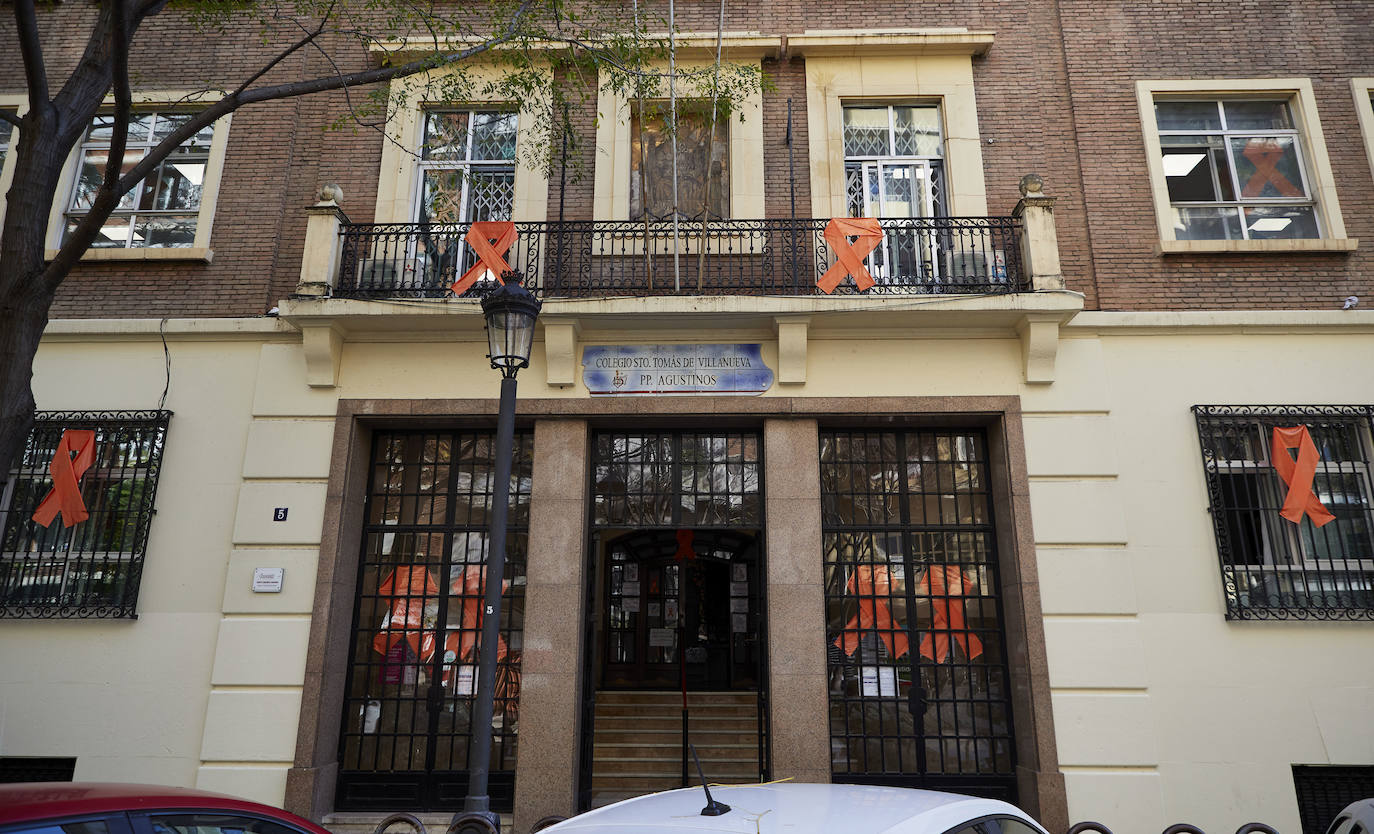 Los colegios concertados y privados de Valencia han protagonizado una marea naranja para mostrar su rechazo a la ley Celaá. Para ello, han colgado esta mañana lazos naranjas en fachadas, ventanales, clases y zonas comunes de las instalaciones para visibilizar su oposición a una reforma educativa que implicará una pérdida de peso para la enseñanza de iniciativa social sostenida con fondos públicos. 