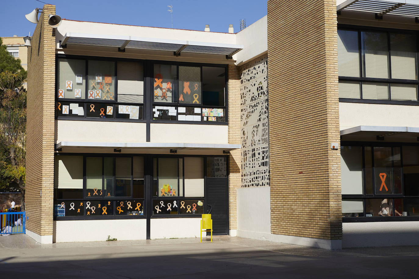 Los colegios concertados y privados de Valencia han protagonizado una marea naranja para mostrar su rechazo a la ley Celaá. Para ello, han colgado esta mañana lazos naranjas en fachadas, ventanales, clases y zonas comunes de las instalaciones para visibilizar su oposición a una reforma educativa que implicará una pérdida de peso para la enseñanza de iniciativa social sostenida con fondos públicos. 