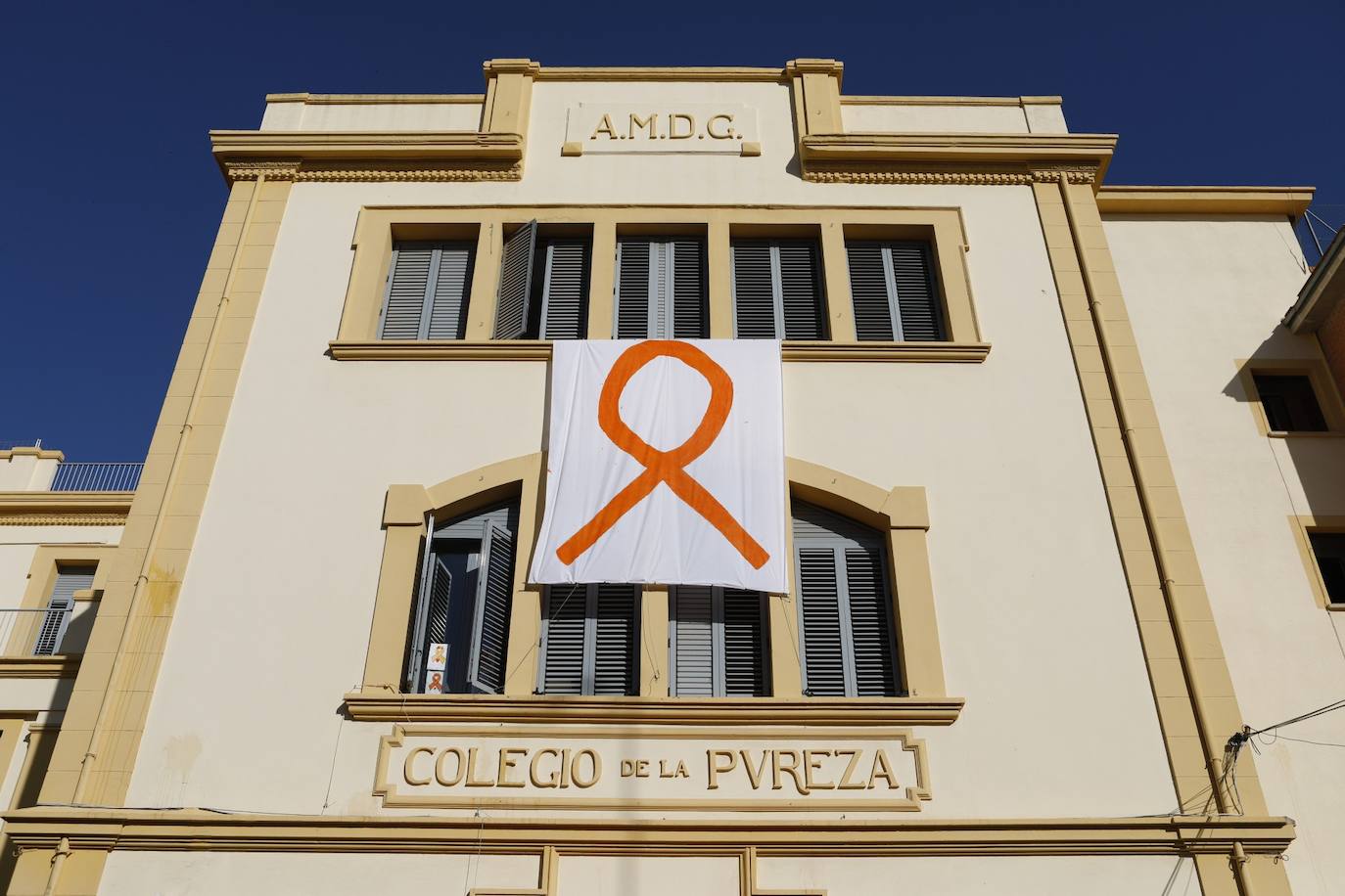 Los colegios concertados y privados de Valencia han protagonizado una marea naranja para mostrar su rechazo a la ley Celaá. Para ello, han colgado esta mañana lazos naranjas en fachadas, ventanales, clases y zonas comunes de las instalaciones para visibilizar su oposición a una reforma educativa que implicará una pérdida de peso para la enseñanza de iniciativa social sostenida con fondos públicos. 