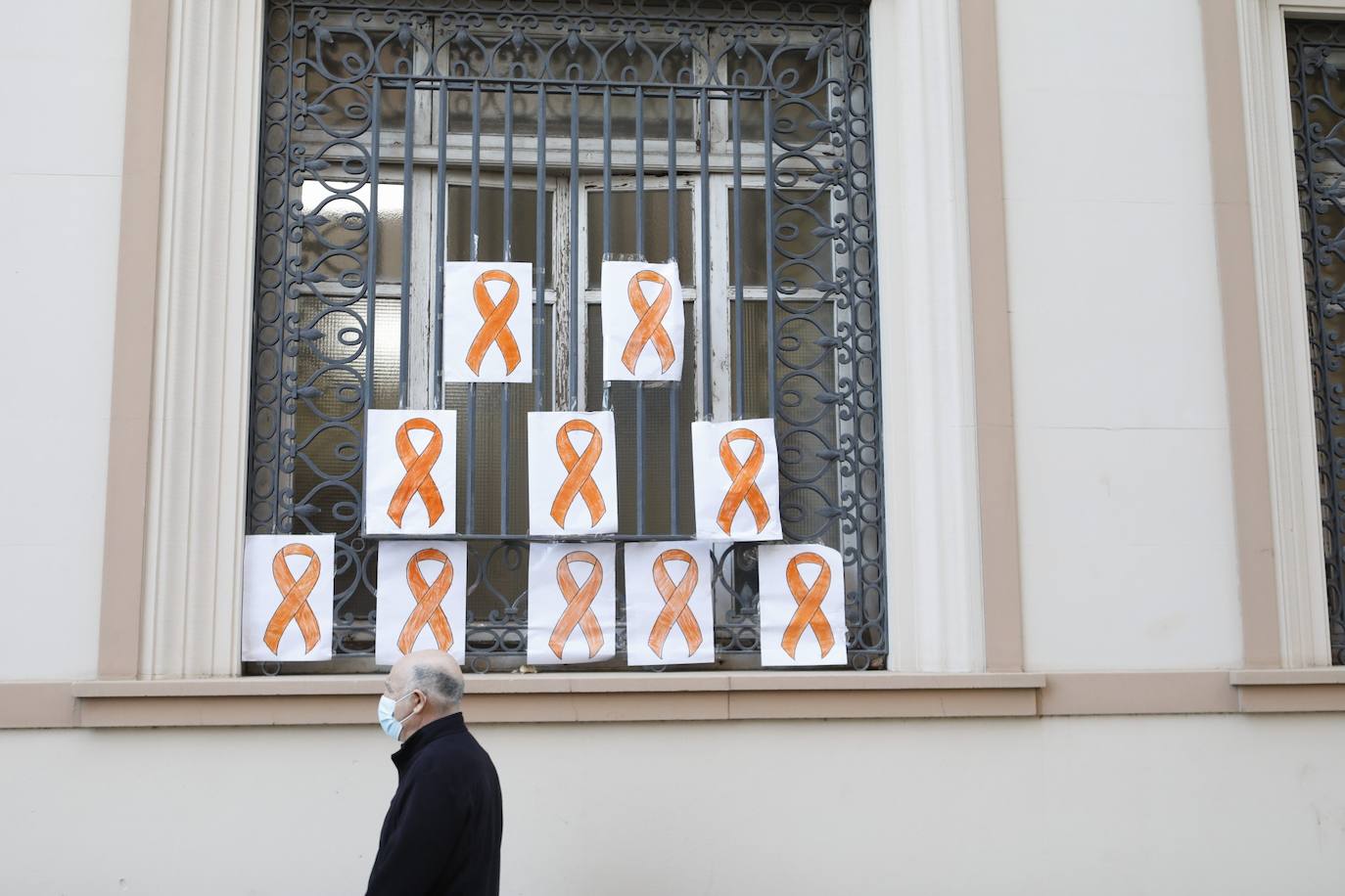 Los colegios concertados y privados de Valencia han protagonizado una marea naranja para mostrar su rechazo a la ley Celaá. Para ello, han colgado esta mañana lazos naranjas en fachadas, ventanales, clases y zonas comunes de las instalaciones para visibilizar su oposición a una reforma educativa que implicará una pérdida de peso para la enseñanza de iniciativa social sostenida con fondos públicos. 