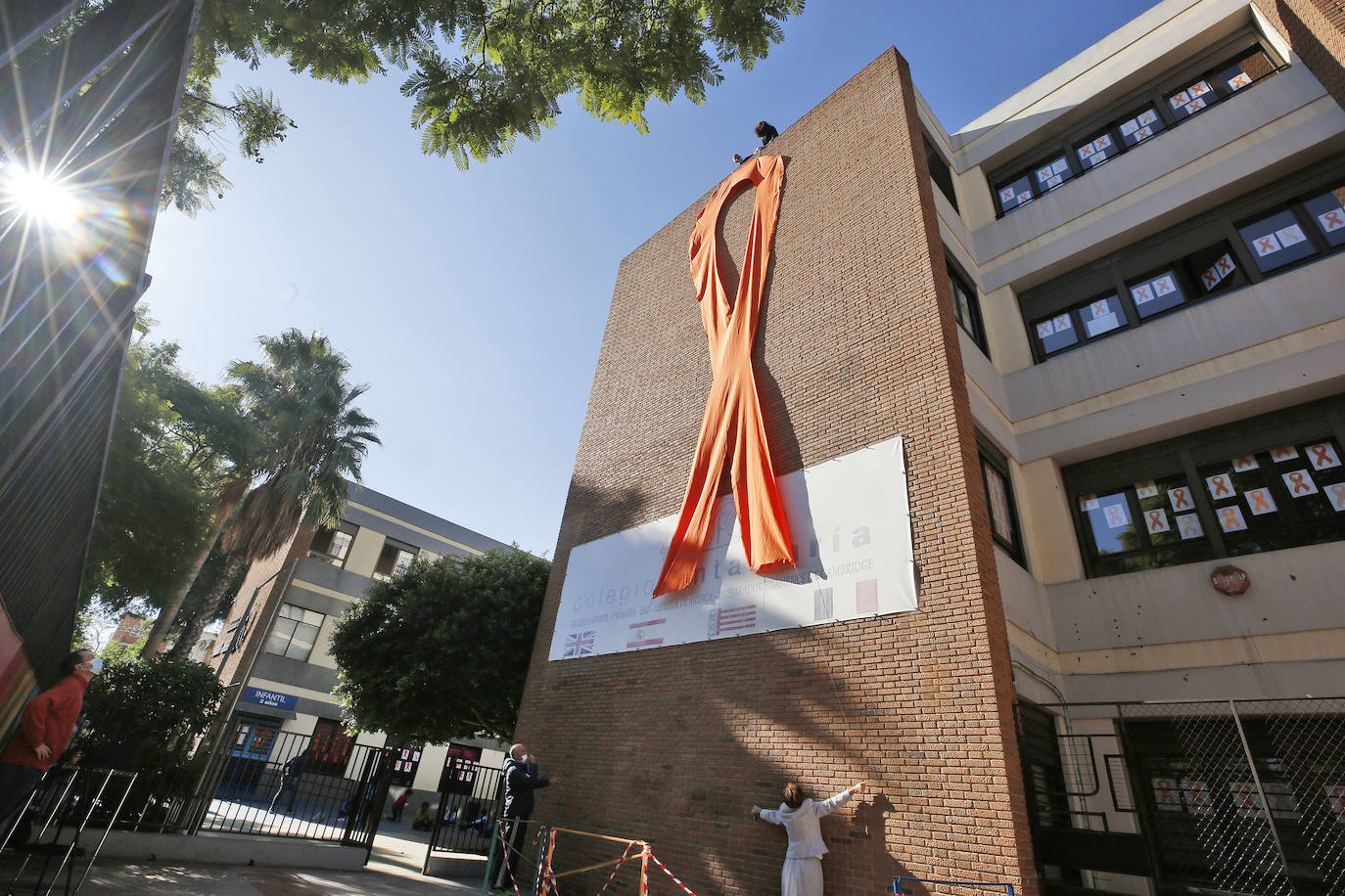 Los colegios concertados y privados de Valencia han protagonizado una marea naranja para mostrar su rechazo a la ley Celaá. Para ello, han colgado esta mañana lazos naranjas en fachadas, ventanales, clases y zonas comunes de las instalaciones para visibilizar su oposición a una reforma educativa que implicará una pérdida de peso para la enseñanza de iniciativa social sostenida con fondos públicos. 