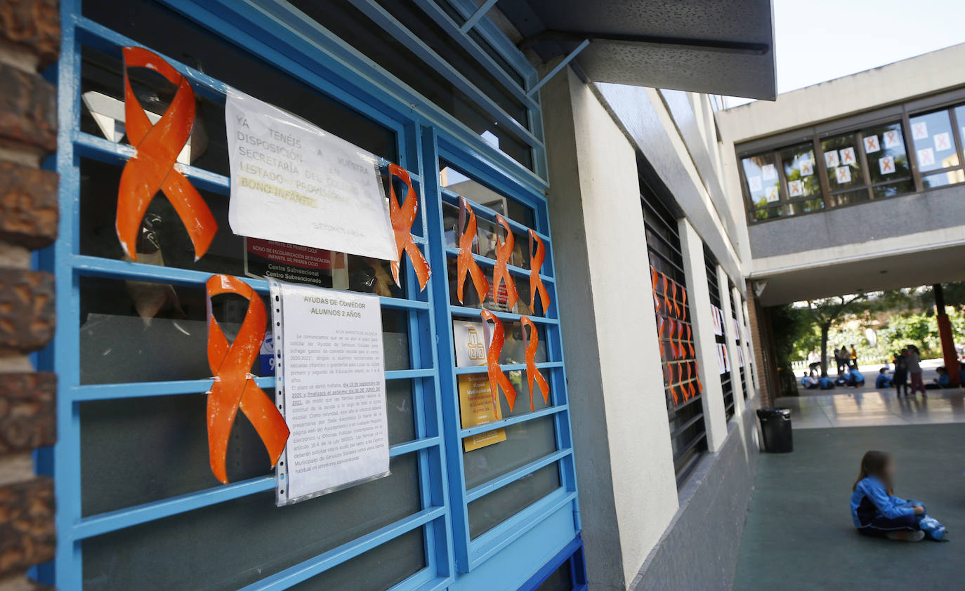 Los colegios concertados y privados de Valencia han protagonizado una marea naranja para mostrar su rechazo a la ley Celaá. Para ello, han colgado esta mañana lazos naranjas en fachadas, ventanales, clases y zonas comunes de las instalaciones para visibilizar su oposición a una reforma educativa que implicará una pérdida de peso para la enseñanza de iniciativa social sostenida con fondos públicos. 