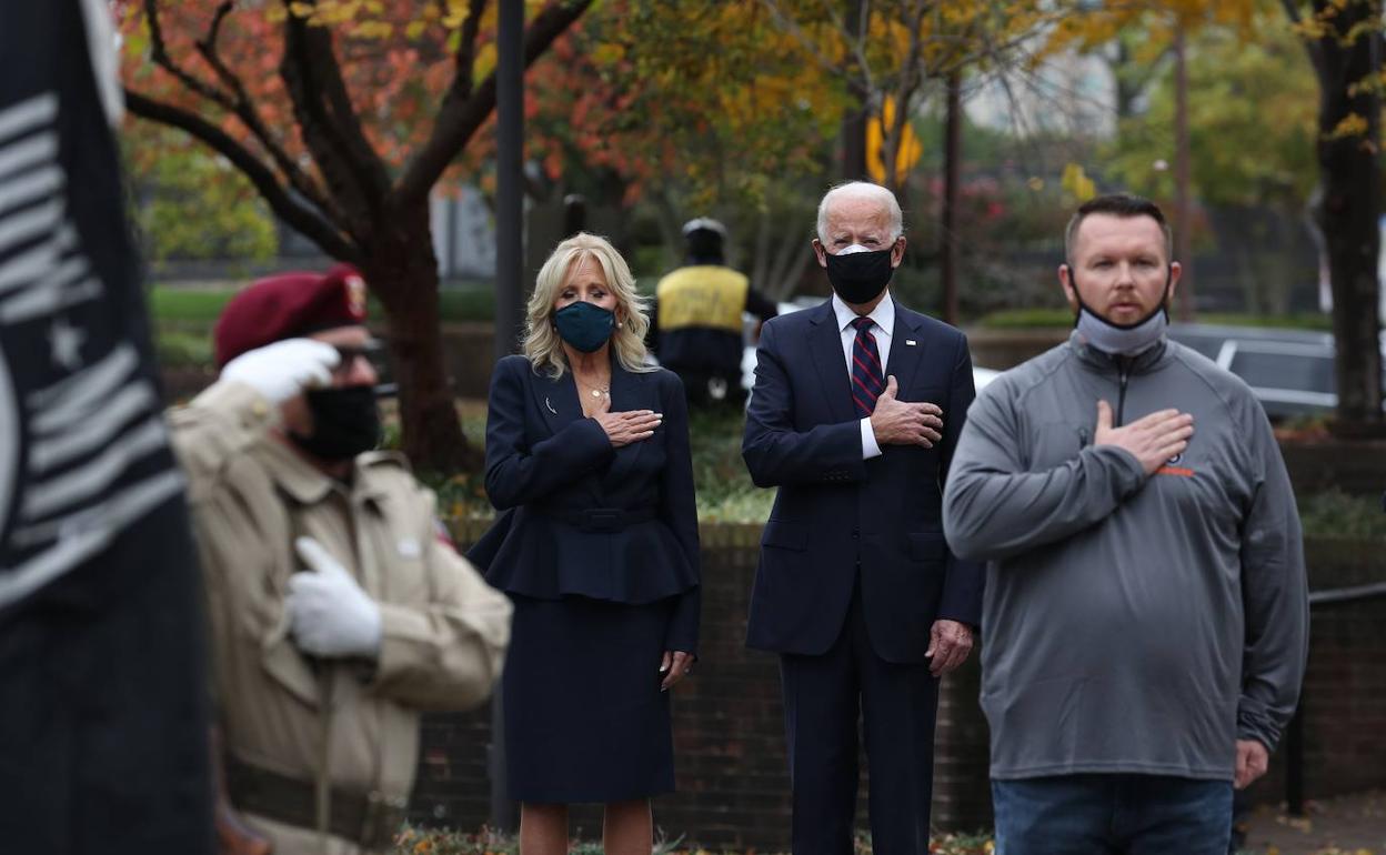 Joe Biden y su esposa durante un acto en recuerdo de los veteranos de las dos guerras mundiales.