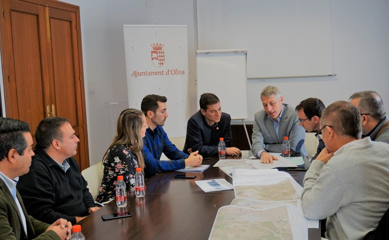 Reunión entre el alcalde de Oliva, otros miembros del consistorio y el diputado de Carreteras. 