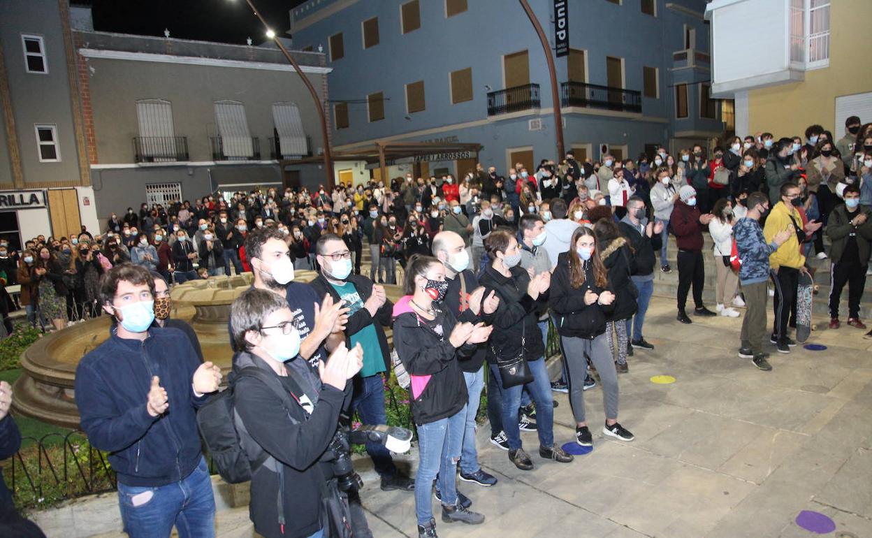 Vecinos de Pego y de otros municipios de la comarca de la Marina Alta durante la concentración celebrada ayer en la Plaza del Ayuntamiento del municipio pegolino.