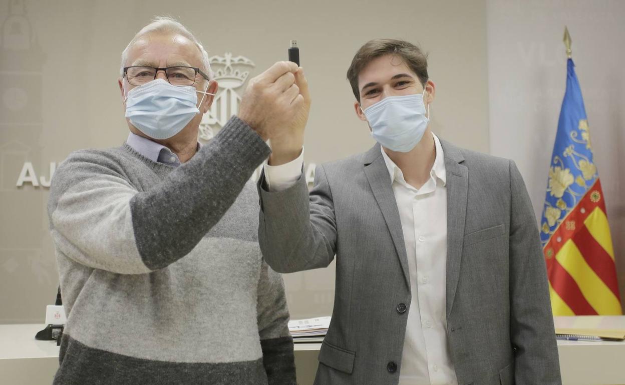 El alcalde Joan Ribó ha presentado las cuentas junto al concejal de Hacienda, Borja Sanjuán. 