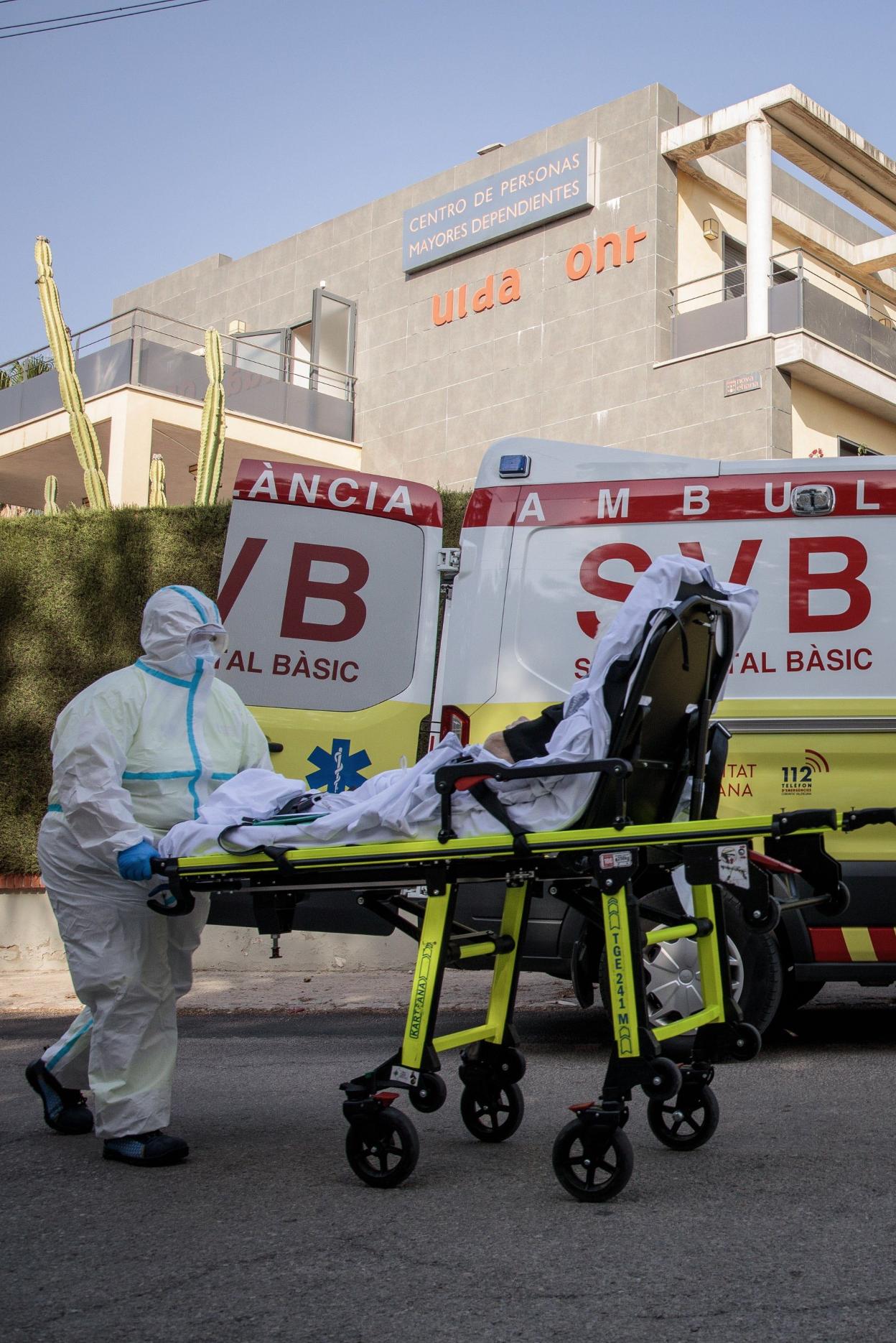 Un camillero del 112 traslada a un paciente de una residencia a la ambulancia. 