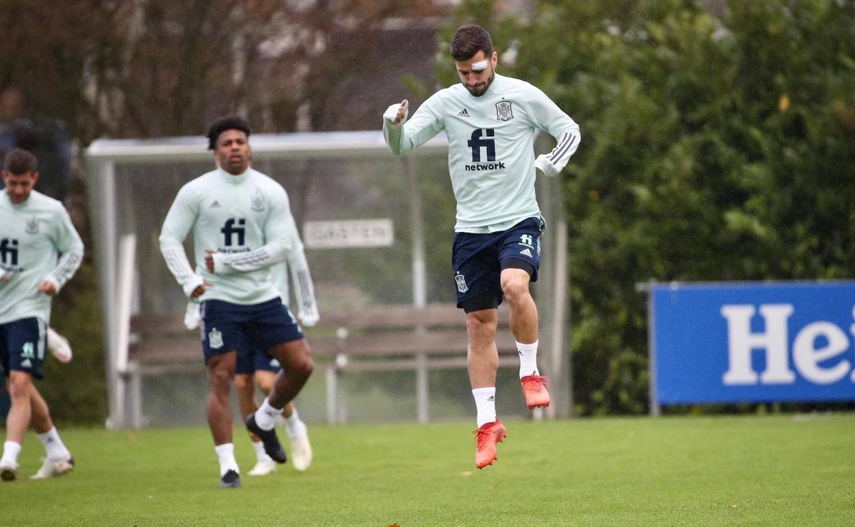 Gayà, en el entrenamiento de hoy junto a Adama, jugador del Wolves de Nuno Spirito Santo. 