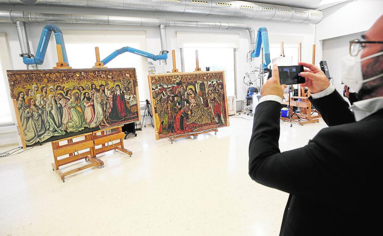 Dos de las partes del retablo, ayer, en los talleres de restauración del Bellas Artes. 