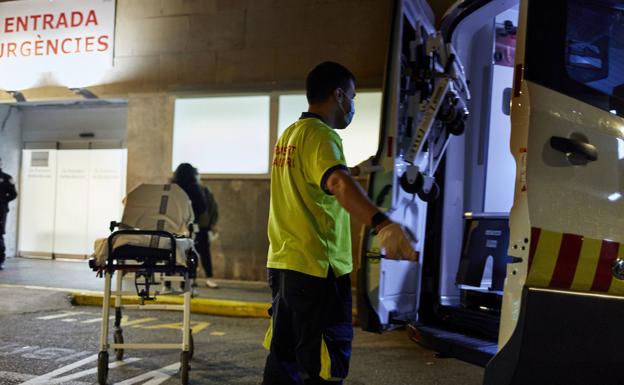 01:30 horas. Sanitarios en urgencias. «Por la noche es cuando suele subir la fiebre y la gente se asusta, por eso durante la madrugada no paramos de trabajar».