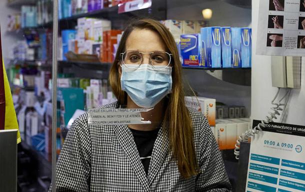 04:30 horas. Farmacéuticos de guardia. «Antes del toque de queda había movimiento pero ahora se asustan, no bajan ni a pasear al perro y sólo vemos alguna urgencia». 