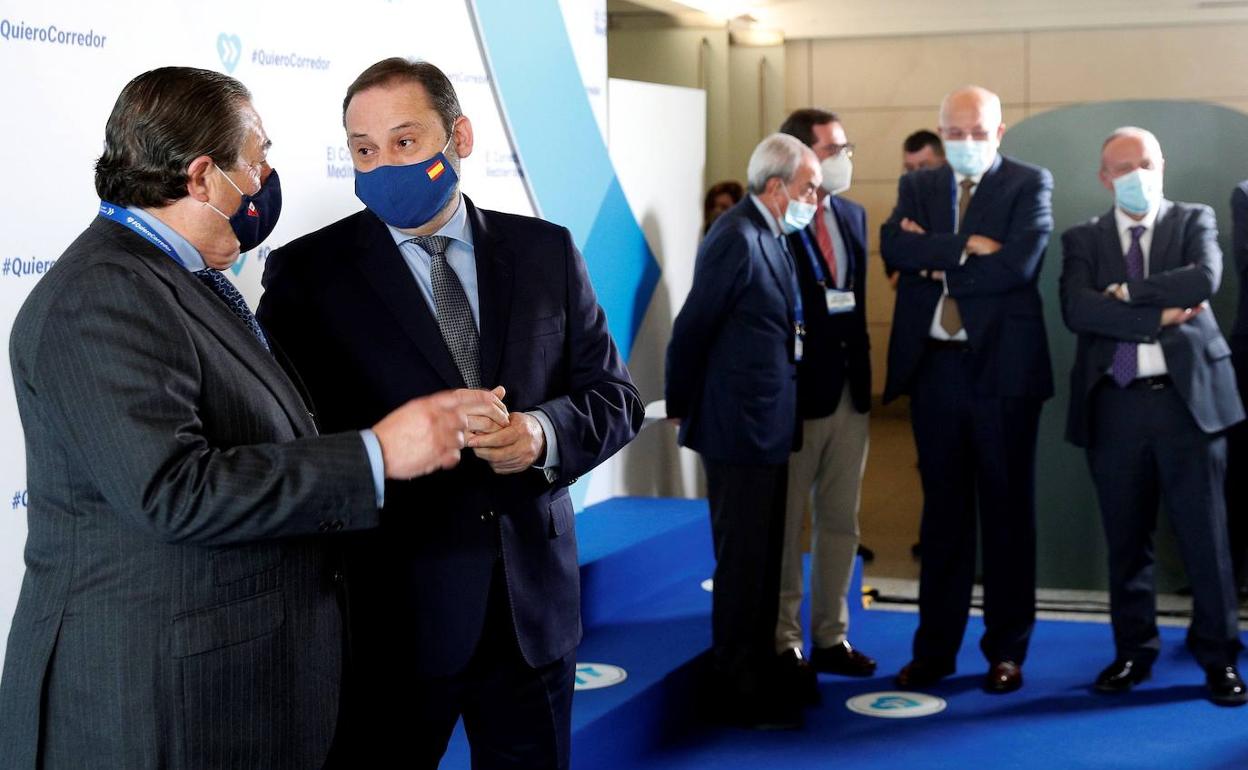 El ministro de Transportes, José Luis Ábalos, conversa con el presidente de la Asociación Valenciana de Empresarios (AVE), Vicente Boluda, durante el encuentro empresarial.