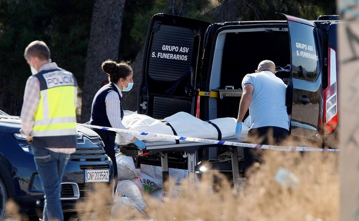 Hallan dos cadáveres, uno de ellos en estado de descomposición, en Alicante