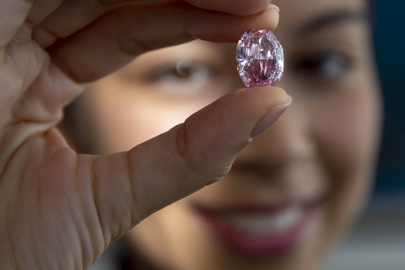 Una excepcional joya rosa, obtenida a partir del mayor diamante bruto rosa hallado en Rusia,ha sido vendida por 26,6 millones de dólares (comisiones incluidas) en una subasta en Ginebra organizada por Sotheby's. 