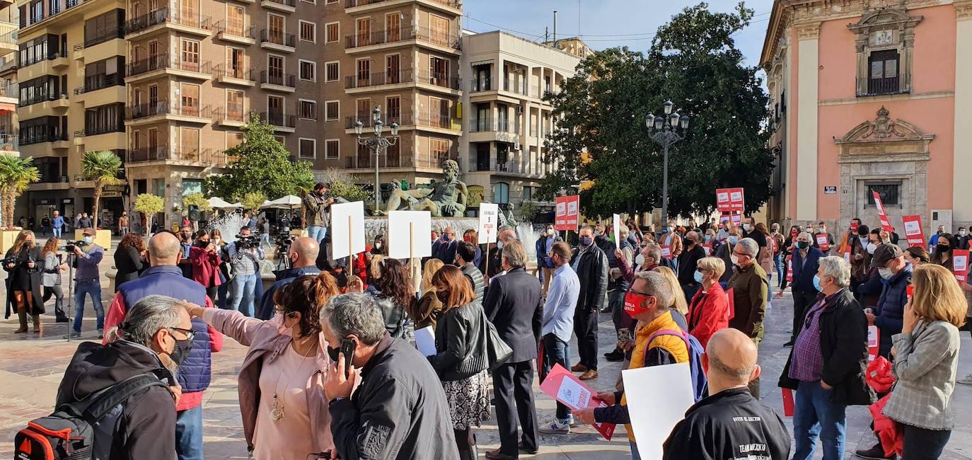 La hostelería se ha movilizado en Valencia para reivindicar de un plan de ayudas para la supervivencia del sector.